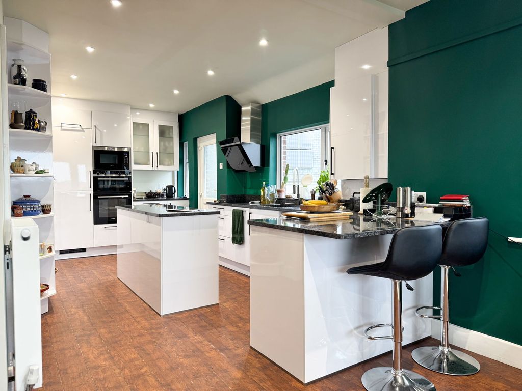 Property photo 2 of 33