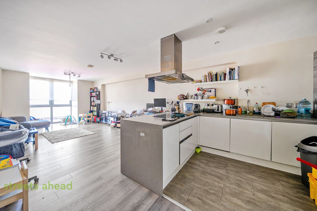 Property photo 2 of 19 c0Ae5bbc-B66F-478...