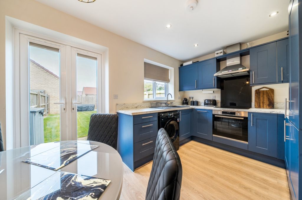 Property photo 3 of 29 1424428-7-69Af068c40A39-Arw-1