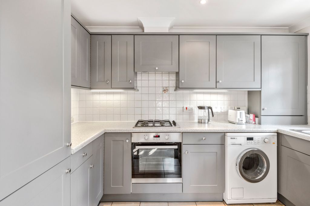 Property photo 3 of 9 E4, Ashworth Court,