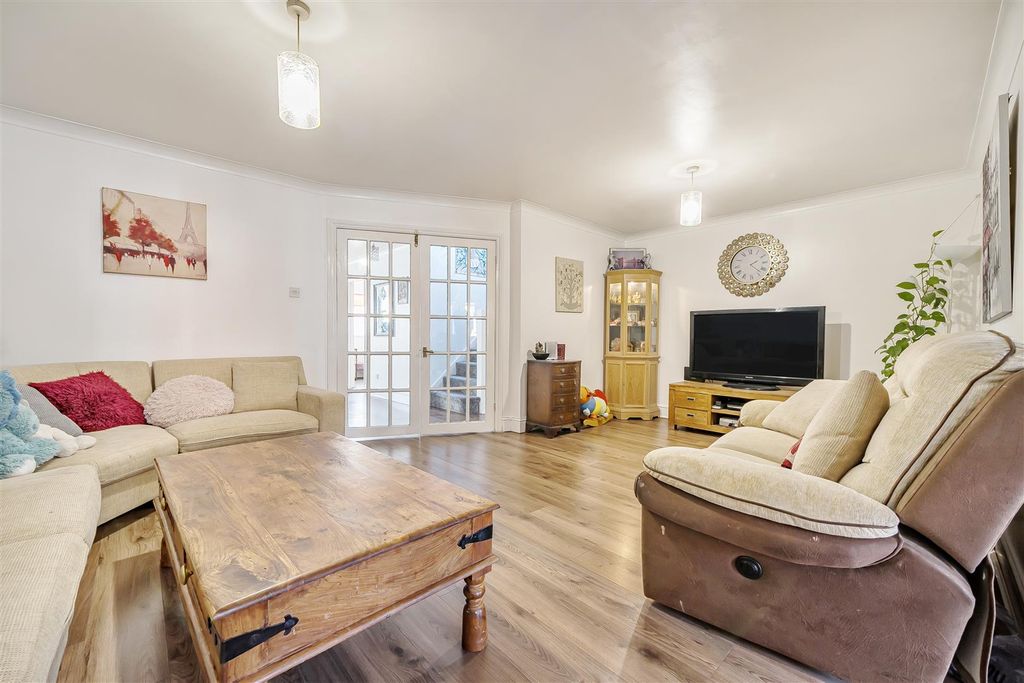 Property photo 3 of 17 Living Room