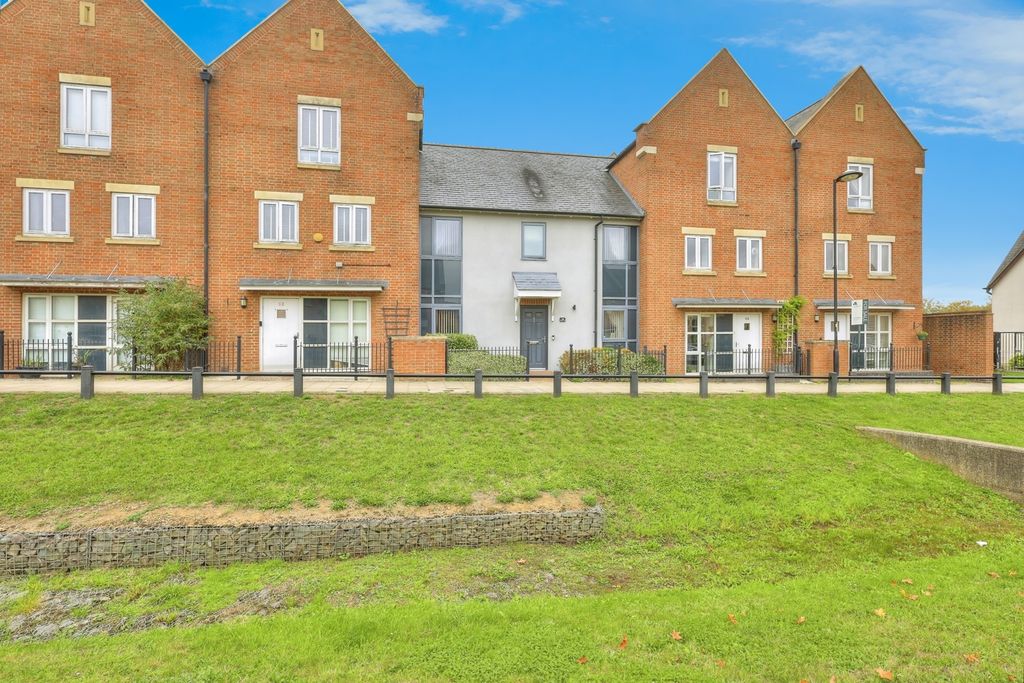 Property photo 2 of 17 Front