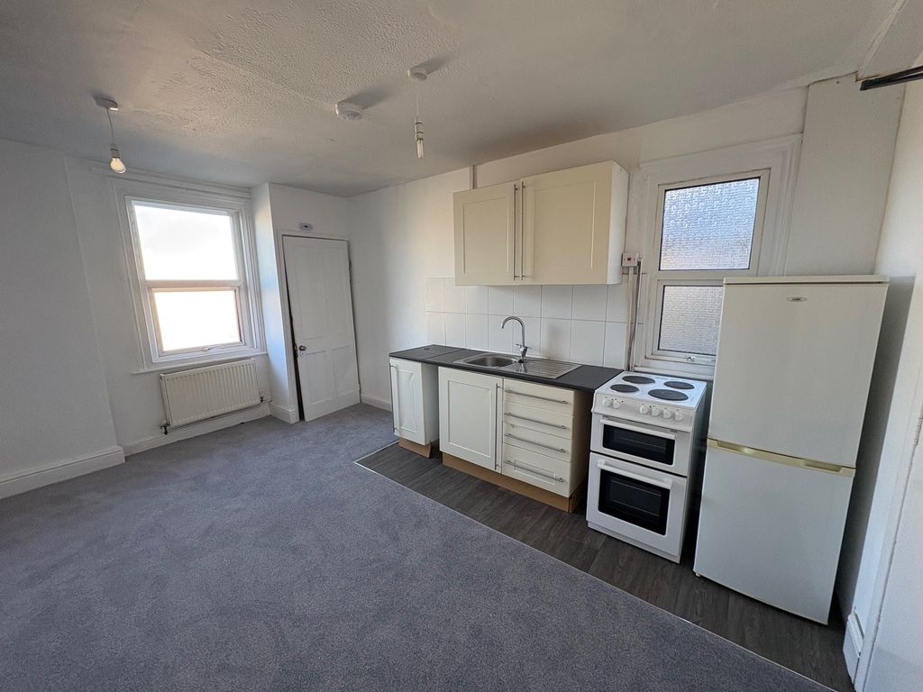 Property photo 1 of 6 Lounge/Diner/Kitchenette