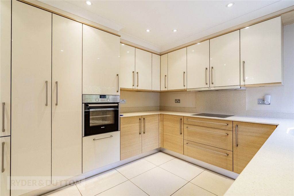 Property photo 3 of 32 Kitchen