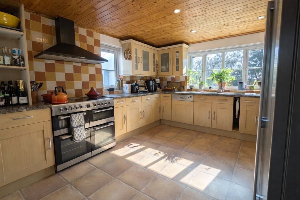 Property photo 2 of 48 Picture No. 32