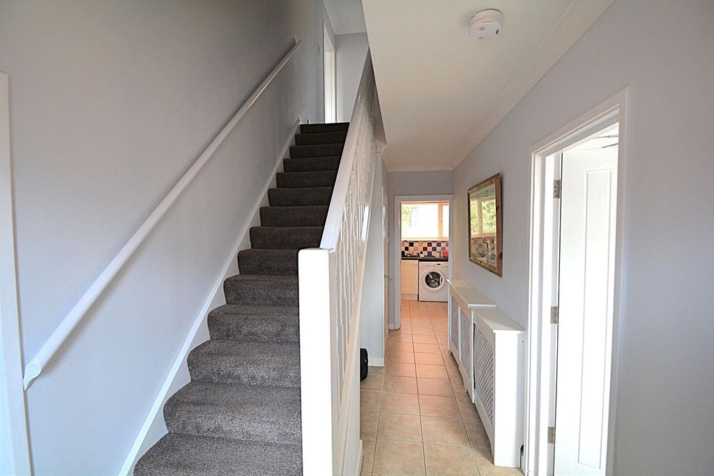 Property photo 2 of 7 Hallway