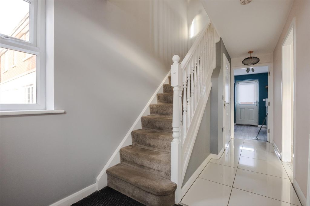 Property photo 2 of 12 Entrance Hall