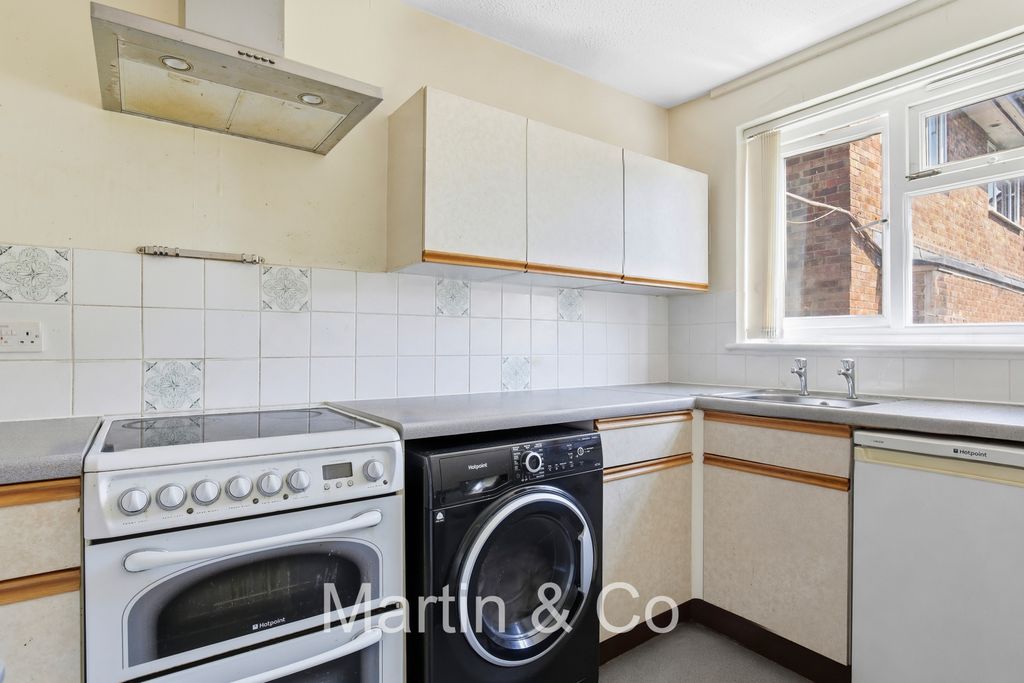 Property photo 2 of 13 1726935523 - 106 Granville Close, Cr0 - 4