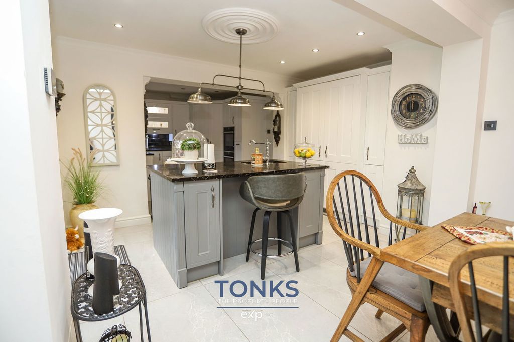 Property photo 2 of 35