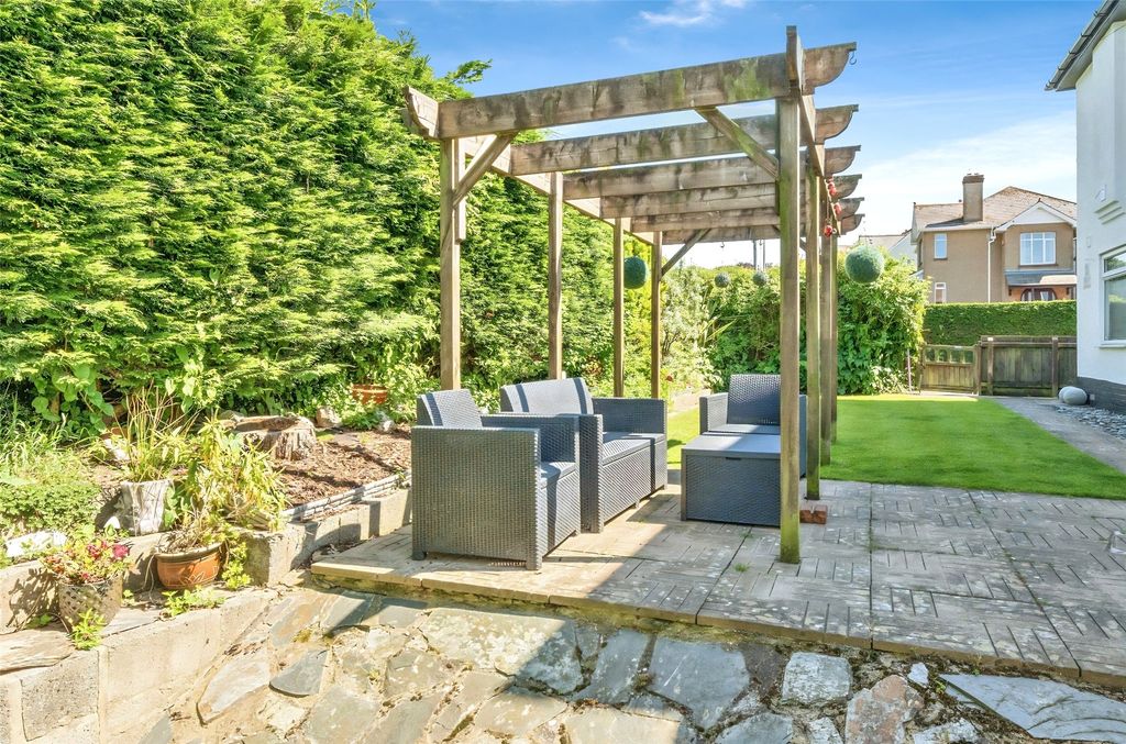 Property photo 3 of 21 Front Garden