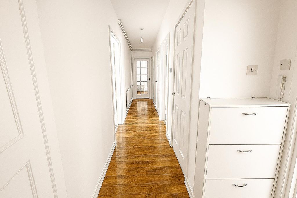 Property photo 2 of 11 Hallway