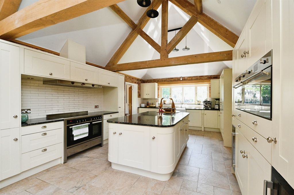 Property photo 2 of 33