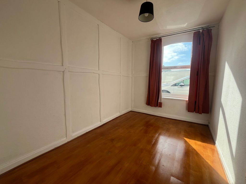 Property photo 2 of 6 Bedroom 1