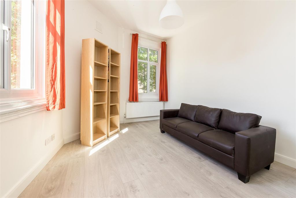Property photo 3 of 7 Lettings Hammersmith Shepherds Bush Road - Recepti