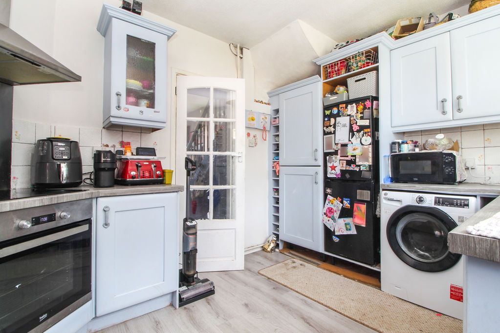 Property photo 3 of 9 Kitchen