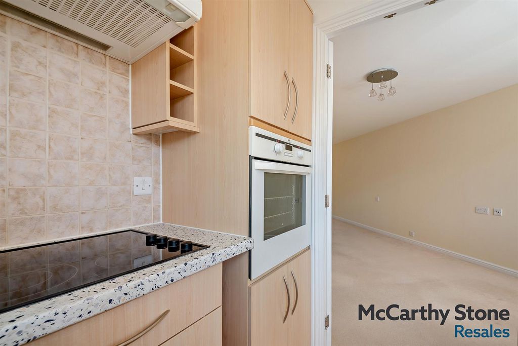 Additional image 10 of 2 bed flat for saleBenedict Court, Western Avenue, Newbury, Berkshire RG14