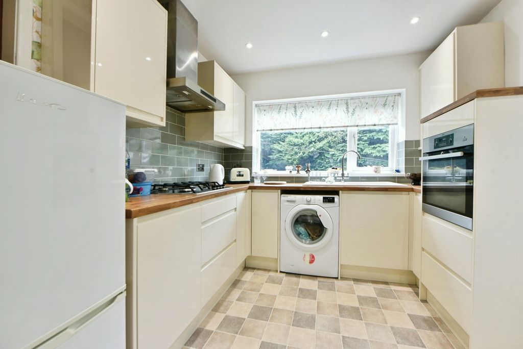 Property photo 1 of 17 Kitchen