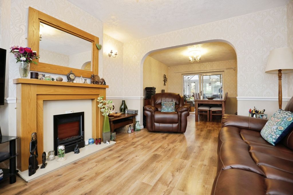 Property photo 3 of 17 Lounge