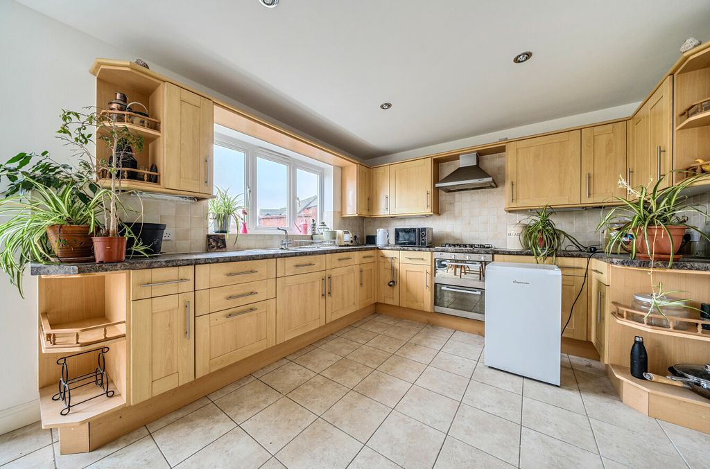 Property photo 3 of 21 1380159-11-691387...