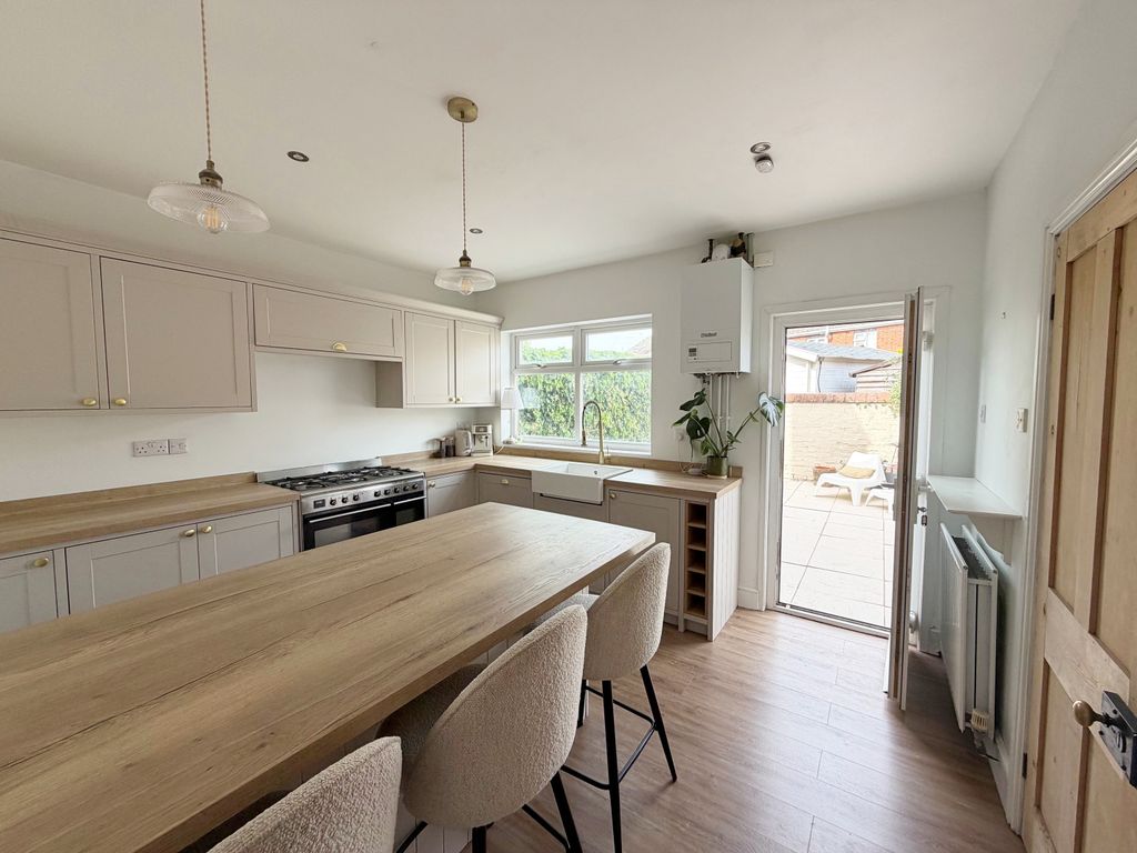 Property photo 2 of 11 Kitchen
