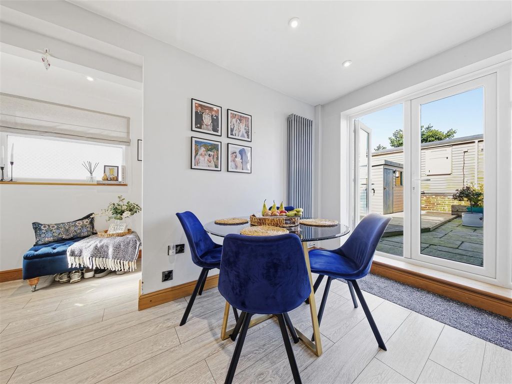 Property photo 2 of 27 9 Cedar Close (6).Jpg