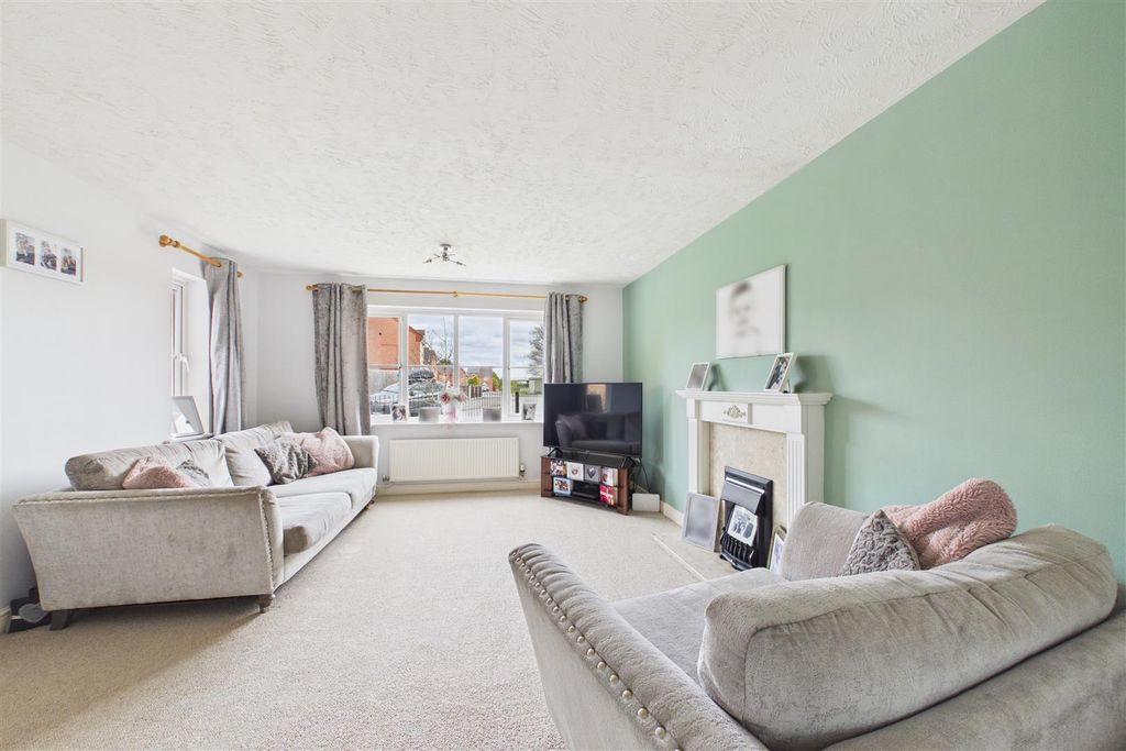 Property photo 2 of 16 Lounge