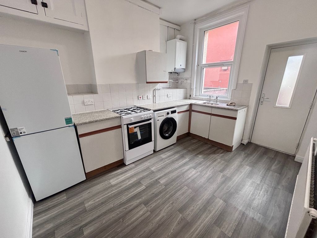 Property photo 2 of 6 Kitchen