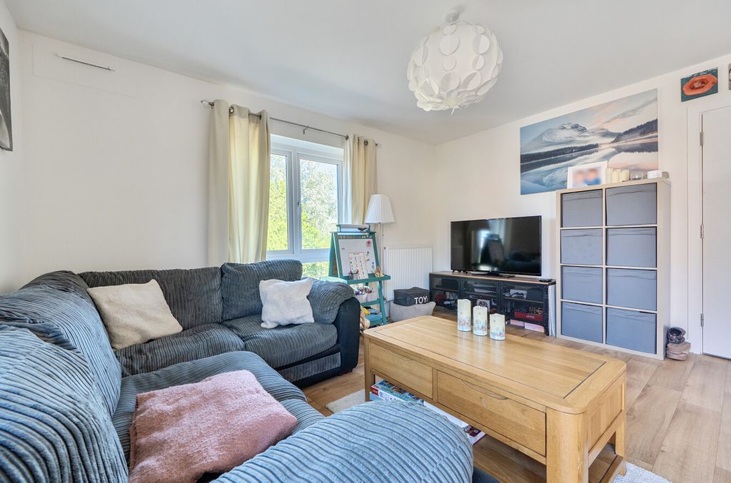Property photo 2 of 12 1450170-7-69F323c...