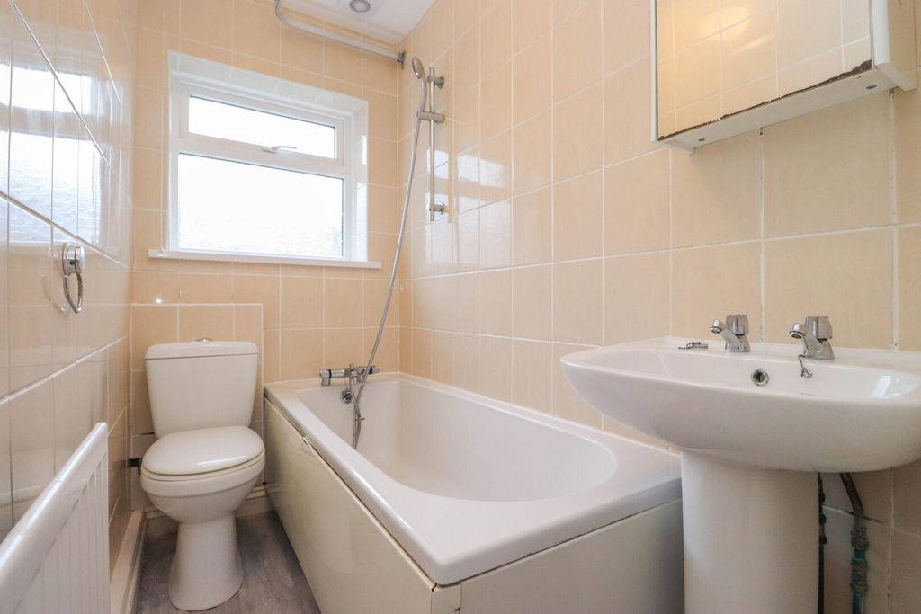 Property photo 3 of 11 Bathroom