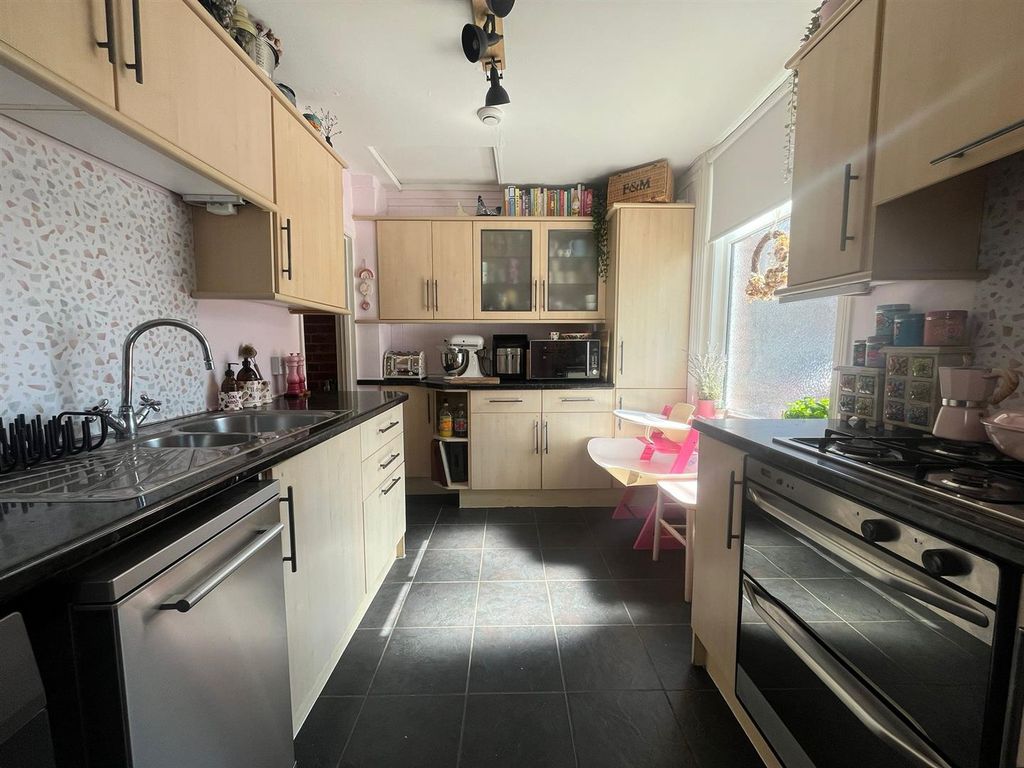 Property photo 3 of 9 Kitchen.Jpeg