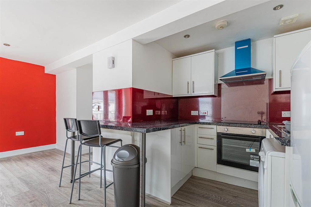 Property photo 2 of 10 6 Neville Mews-9.Jpg