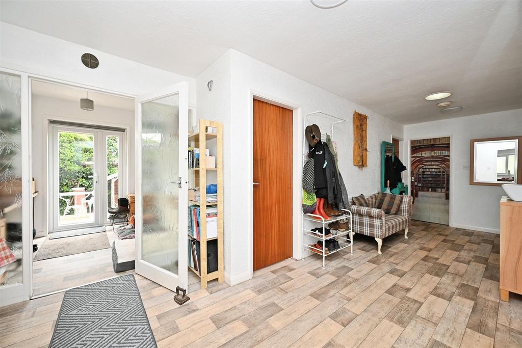 Property photo 3 of 28 Entrance Hall