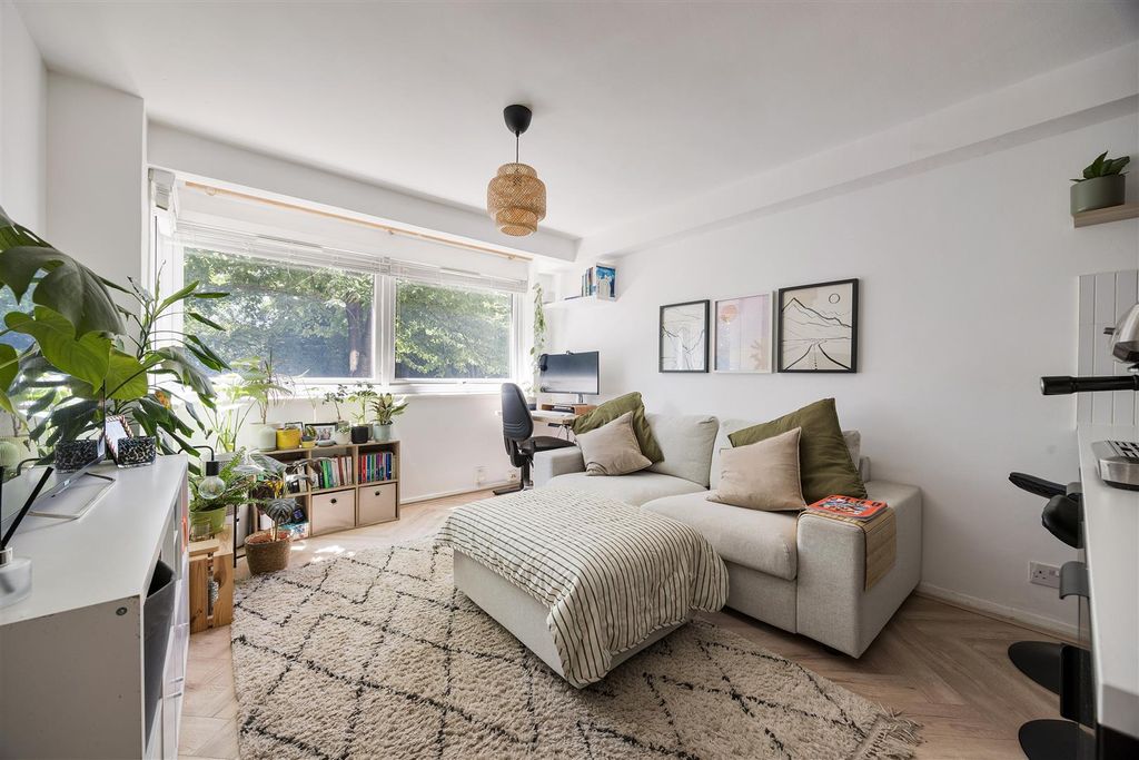 Property photo 1 of 20 Queenswood Gardens, E11