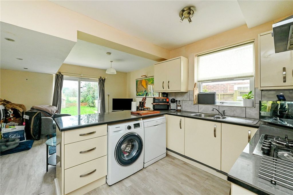 Property photo 2 of 11 Kitchen