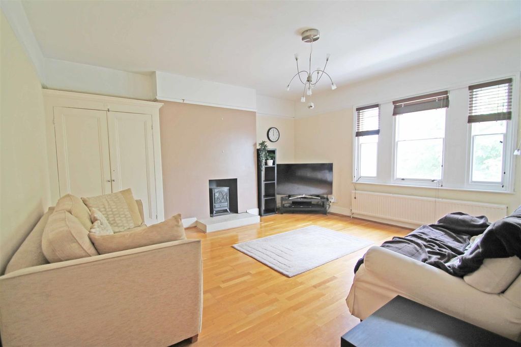 Property photo 2 of 13 Living/Dining Room