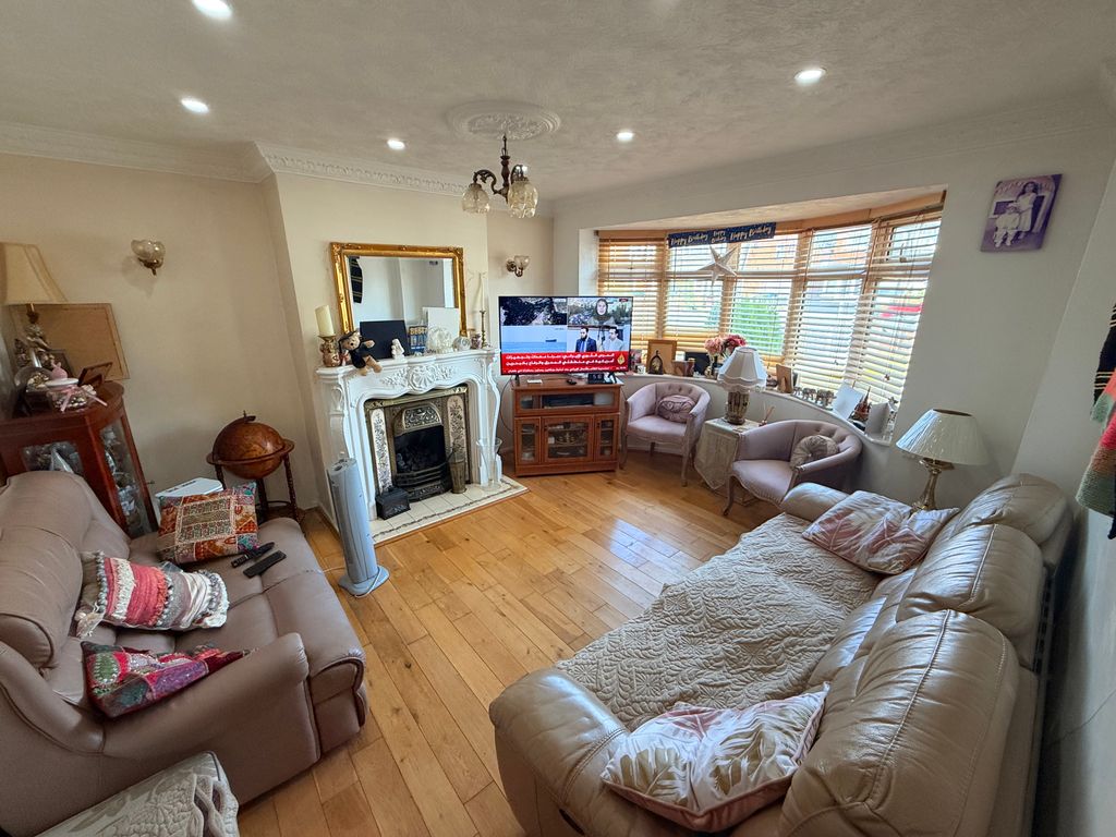Property photo 2 of 16 Lounge