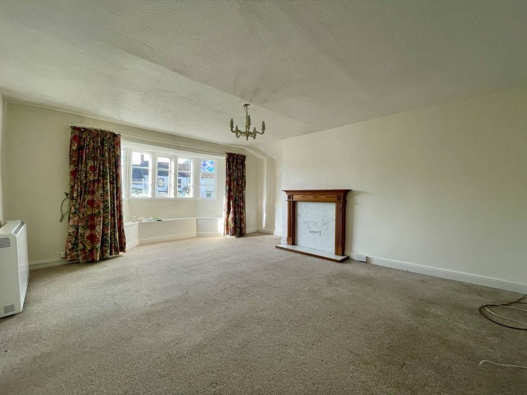 Property photo 2 of 13 Lounge