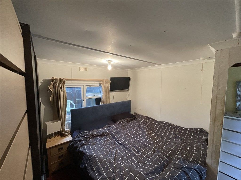 Property photo 1 of 6 Bedroom