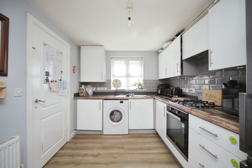 Property photo 3 of 27
