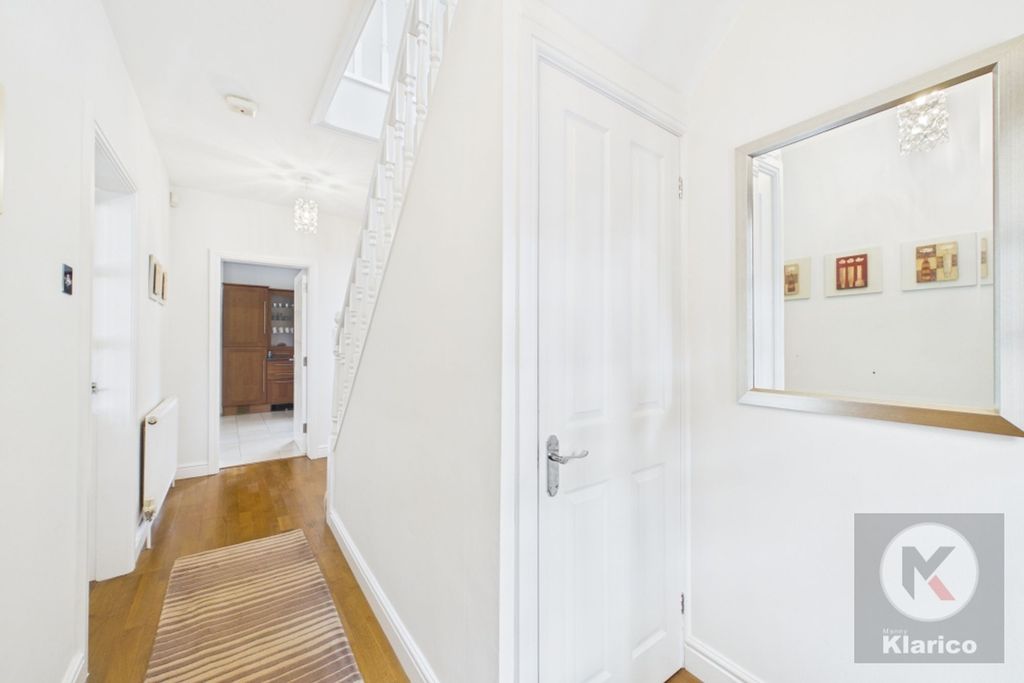 Property photo 2 of 23 Hallway
