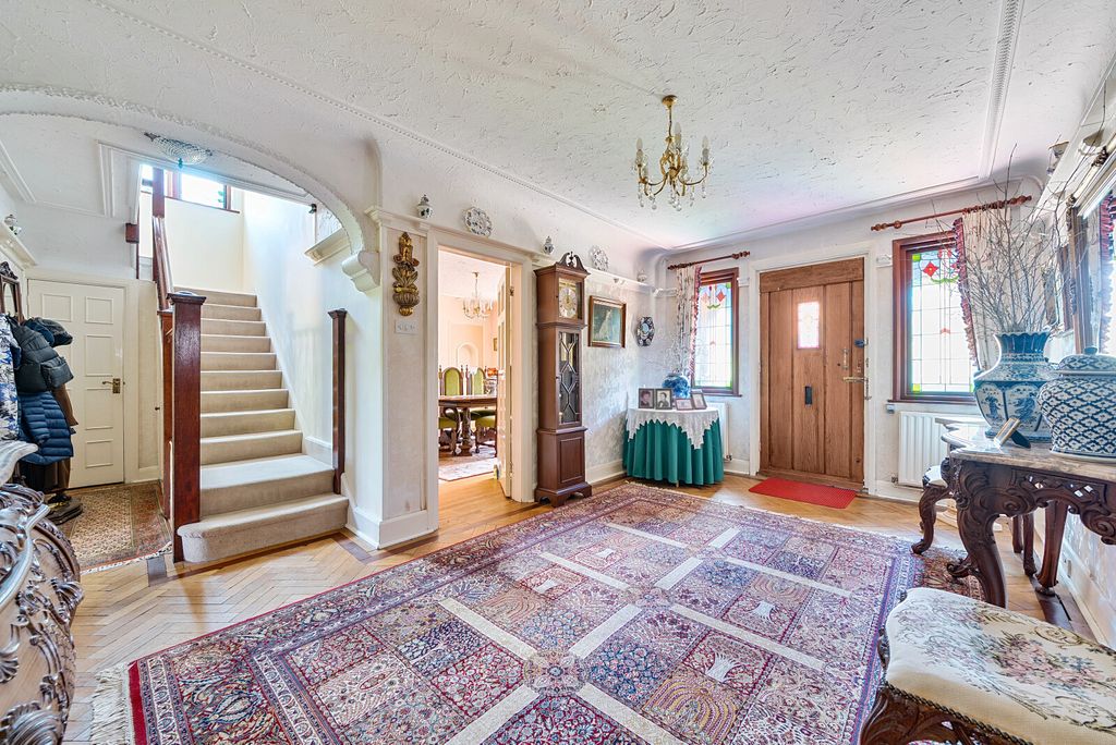 Property photo 2 of 31 Entrance Hall