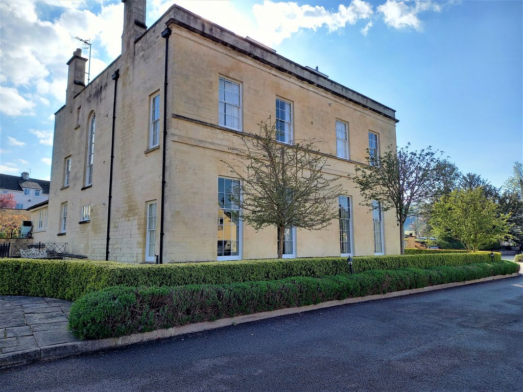 Property photo 1 of 12 Field House Gardens