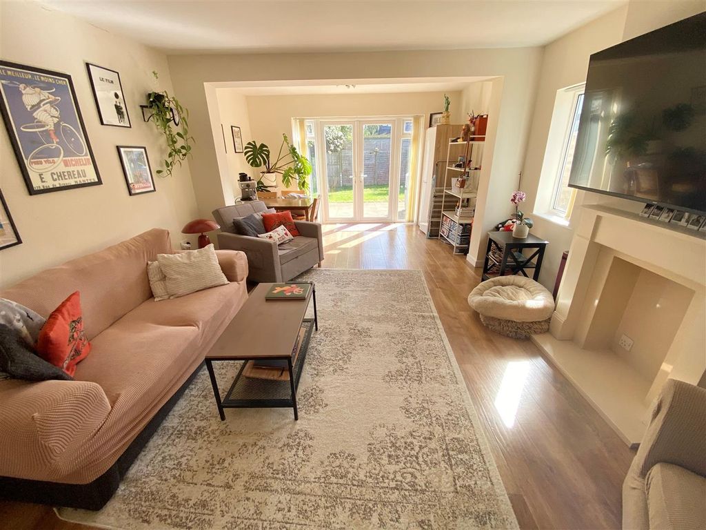 Property photo 2 of 10 Lounge.Jpg
