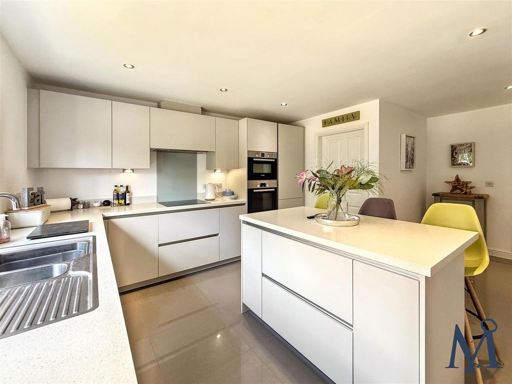 Property photo 2 of 30 Dining Kitchen