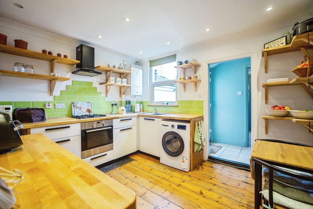 Property photo 3 of 12 Kitchen