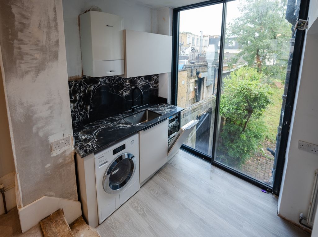 Property photo 3 of 7 Kitchen