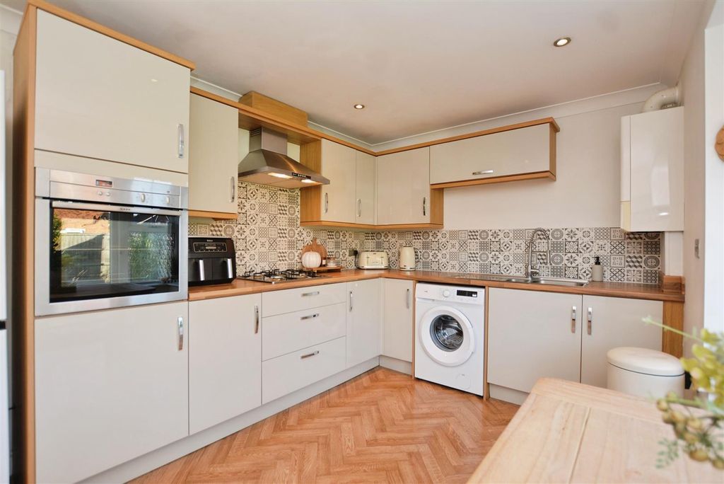 Property photo 2 of 26 Kitchen/Diner