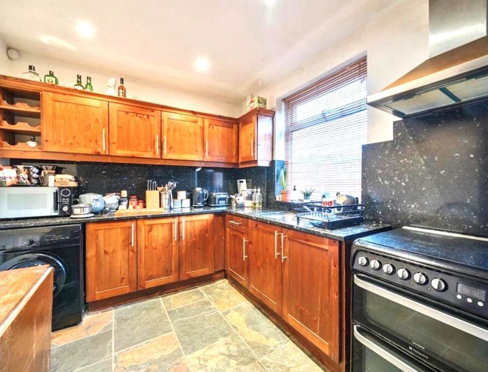 Property photo 3 of 10 Kitchen
