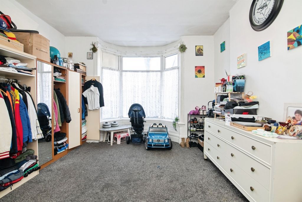 Property photo 2 of 20