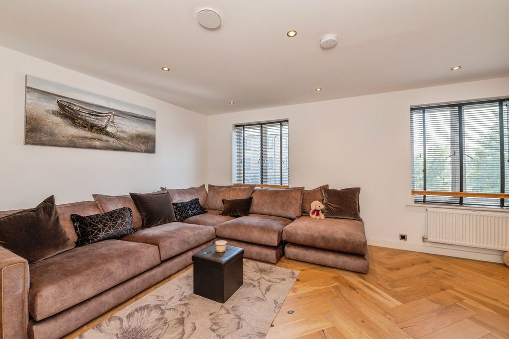 Property photo 3 of 27 Pbox-Img.Jpg